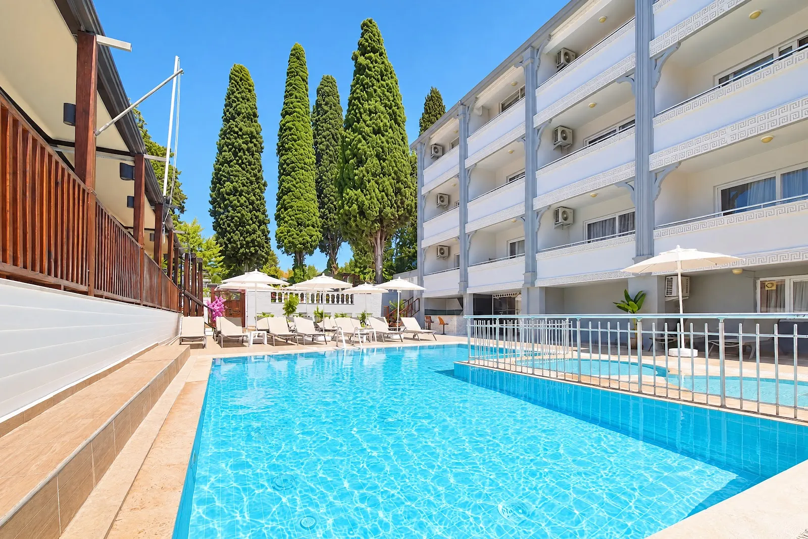 Kale Castle Hotel havuz ve güneşlenme alanı