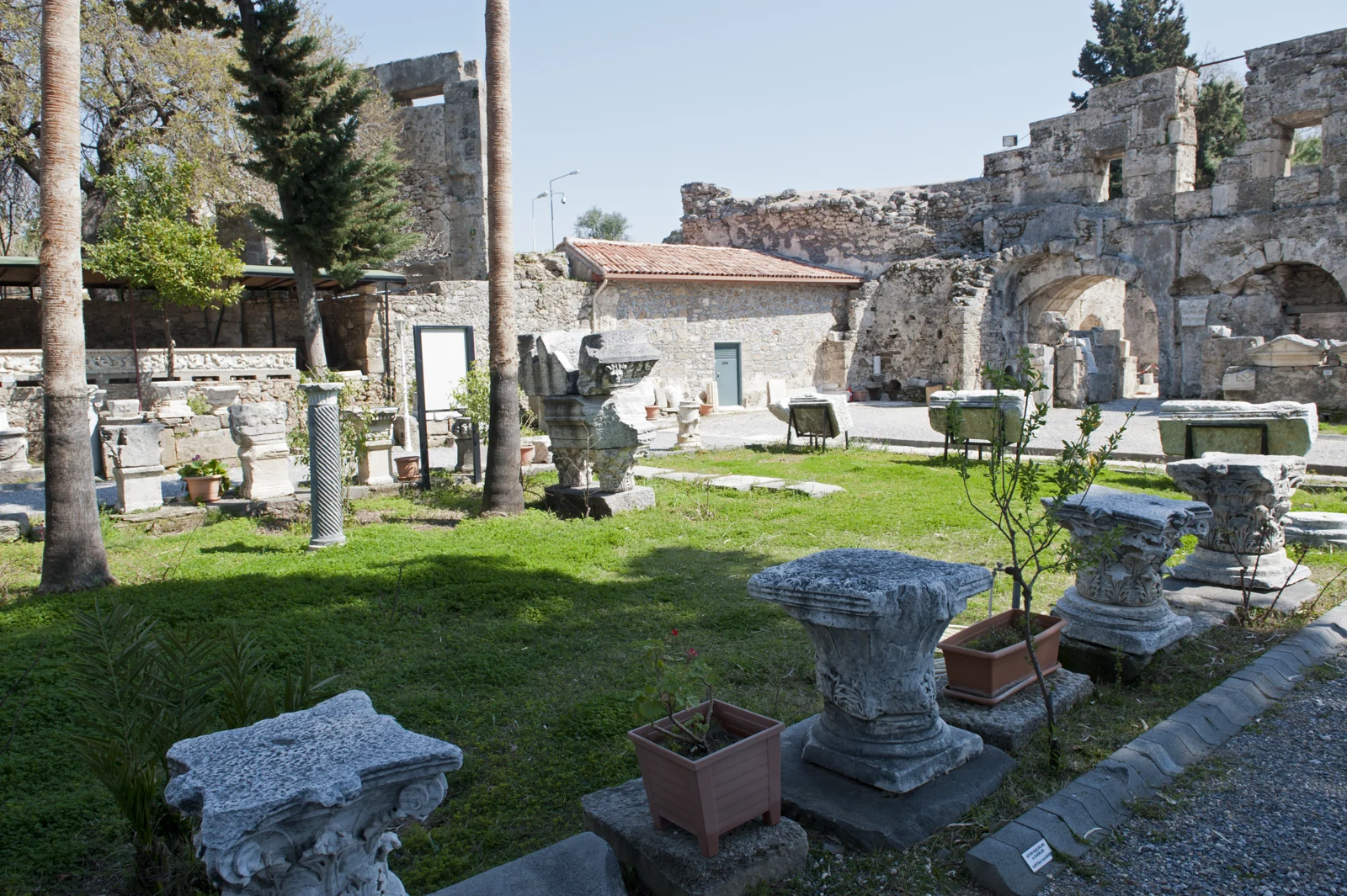 Side Müzesi bahçesi ve antik eserler